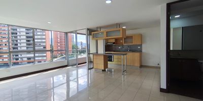Arriendo Apartamento en El Poblado, Los Balsos, Santafe, estrato 6, piso 13, cómodo, amplio e iluminado, con un área de 75 m2, en su interior disfrutamos de: 2 habitaciones con closet la principal tipo vestier, 2 baños en total cabinados, sala, comedor, cocina integral abierta tipo isla, horno, estufa y extractor, red de gas, calentador de paso, zona de lavado independiente, balcón, piso en porcelanato habitaciones en madera laminada, 2 PARQUEADEROS INDEPENDIENTES, cuarto útil, la unidad cuenta con: portería 24/7, parqueadero de visitantes, cancha, piscina para adultos y niños, jacuzzi, gimnasio dotado, plazoleta de juegos infantiles, salón social, 2 ascensores en cada una de las torres. Excelente vista a la ciudad, buen transporte público y exclusiva ubicación, administración incluida.