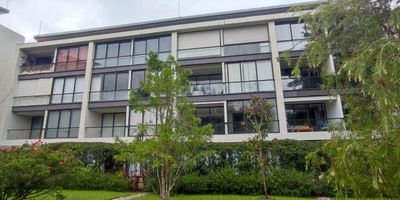 C&oacute;modo Apartamento para adultos mayores o personas que sepan disfrutar de una vida tranquila y rodeados de la naturaleza.

Tiene un &aacute;rea de 66mtrs2,&nbsp;incluye un gran balc&oacute;n con vista a los jardines de este hermoso conjunto residencial.

Cuenta con&nbsp;servicios de&nbsp;enfermer&iacute;a,&nbsp;sala de reuniones,&nbsp;Gimnasio,&nbsp;Piscina,&nbsp;&aacute;reas h&uacute;medas, terraza,&nbsp;jardines y senderos peatonales.

A tan solo 25 minutos de Medell&iacute;n,&nbsp;cerca a la v&iacute;a principal donde se facilita el&nbsp;transporte urbano, mall comercial con&nbsp;supermercado,&nbsp;restaurantes, estaci&oacute;n de servicio y&nbsp;droguer&iacute;a.

Canon 3.300.000 incluye admon. No se permiten mascotas.
