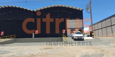 Bodega disponible para arriendo en la autopista Medellín - Bogotá, ubicación muy estratégica, dispone de 400 m2, energía trifásica de 75 kva, piso en concreto reforzando de 10 toneladas, está para estrenar, área de bodega con altura de aproximadamente 8 metros, gran oportunidad para el crecimiento de su empresa.