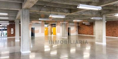 Local en unidad cerrada ubicada en guayabal , altura de 3.20 metros, cuenta con 12 parqueaderos privados. en el valor del canon ya está incluida la administración, cómodas vías de acceso y transporte publico cercano, cerca a estación del metro. cuenta con zona de comidas y auditorio, el canón incluye admón y es  IVA. La oficina está ubicada en un complejo corporativo donde tiene disposición de espacios, como auditorios, cafeterías, restaurantes, zonas de parqueaderos masivo para sus visitantes, entre otros.