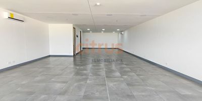 Oficina para estrenar en un edificio con muy buena ubicación sobre vía principal, sector muy comercial, está cerca de transporte público como el sistema Metro y rutas de buses, cuenta con una cocineta, un baño, aire acondicionado, el piso cuenta con 2 espacios para sala de juntas con capacidad de 10 personas aproximadamente, esté se debe reservar con la administración, el edificio tiene ascensor exclusivo para el área de las oficinas, tiene portería con vigilancia las 24 horas, el parqueadero es cubierto, para esta oficina son asignados 2 parqueaderos, la administración  tiene un valor de $6.400 por m2.