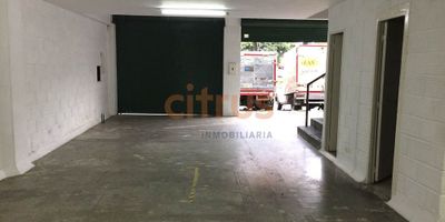 Bodega ubicada en mall comercial e industrial, con vitrina sobre importante vía, área distribuida en 3 niveles, con energía trifásica, vigilancia 7 x 24, cerca a estación del Metro, Centro Comercial Florida, entre otras ventajas por ubicación. Tiene actualmente contrato de arrendamiento por 1 año, desde el 1 de abril del 2024 vigente por ahora hasta el 2026, canon de $7.214.560, incluye administración de la copropiedad. La cuota de la administración está en $718.900, y está administrado por inmobiliaria que cobra el 7, para que le quede una renta neta de $5.512.891. Tiene avalúo catastral de $330.000.000 aprox y paga predial trimestral de $1.150.000 aprox
