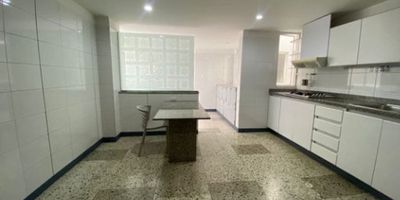 Venta de Apartamento ubicado en uno de los sectores más exclusivos del norte de Bogotá, con espacios amplios, excelente iluminación natural y una distribución ideal para vivir con confort y tranquilidad. Cuenta con tres habitaciones grandes, dos baños renovados con divisiones en vidrio, sala y comedor independientes, estudio con puerta corrediza y muebles empotrados en perfecto estado. La cocina es amplia y funcional, con zona de lavandería independiente y muy buena ventilación.

El apartamento dispone de parqueadero cubierto, y el edificio ofrece seguridad 24/7. Además, cuenta con instalaciones eléctricas y tuberías totalmente renovadas, lo que garantiza seguridad y tranquilidad a largo plazo. DPL-267 

