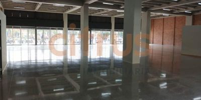 Local en unidad cerrada ubicada en guayabal en primer nivel, altura de 3.20 metros, cuenta con 9 parqueaderos privados. en el valor del canon ya está incluida la administración, cómodas vías de acceso y transporte publico cercano, cerca a estación del metro. cuenta con zona de comidas y auditorio, el canon incluye admón y es  IVA.