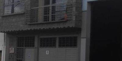 Bodega de tres pisos, primer piso con área libre de ciento treinta y tres metros cuadrados, en el segundo piso oficinas mas área libre aproximada de cincuenta metros cuadrados. En el tercer piso cocineta mas área libre de ochenta y ocho metros cuadrados aproximadamente. Cómodas vías de acceso.