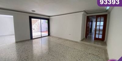 Casa en Arriendo/Venta en la ciudad de Barranquilla ubicado en el barrio Altos de Riomar, con un área lote aproximada de 516 mt2 y 325 mt2 de área Construida,  distribuidos en 4 habitaciones, 3 baños más un baño social, sala-comedor, cocina integral, zona de labores y 4 parqueaderos,  buena distribución en sus áreas con buenos y modernos acabados, es fresco y acogedor, su entorno es tranquilo, residencial con cómodas vías de acceso y facilidad al transporte publico cercano, sobre el sector puede encontrar el Parque Bosques del Norte.