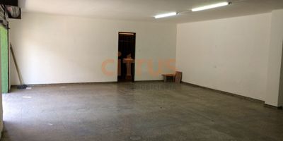 Local cerca del parque del artista, con buenos acabados, puerta persiana, energía monofásica, baño, muy buen espacio en sector residencial. 