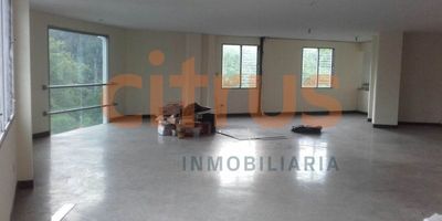 Gran edificio esquinero de cuatro niveles, en la zona de san Diego, con dos aires acondicionados, dos puertas de vitrina, vista panorámica, cercano al palacio de exposiciones, centro comercial san diego, muy buen servicio de transporte publico incluyendo el metro de Medellín.