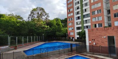 ▪✨ ¡Una oportunidad ideal para vivir o invertir! ✨
 Este lindo apartamento en Senderos de Miraflores – Barro Blanco está listo para convertirse en tu nuevo hogar.
? Valor de venta: $168.000.000 NEGOCIABLES
?Administración: $149.000
✔ 3 habitaciones
 ✔ 2 baños
 ✔ 52.72 m²
 ✔ Piso 12
Hermosa vista, buena iluminación, cocina integral, zona de ropas y parqueadero comunal.
 Además, disfruta increíbles zonas sociales:
 ? Piscinas
 ? Salones sociales
 ? Gym al aire libre
 ⚽ Cancha múltiple
 ? Parque infantil
 ? Zonas verdes
 ? Vigilancia 24/7
? Estrato 2 
¡Una opción perfecta para quienes buscan calidad de vida en un entorno seguro y tranquilo!