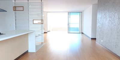 Apartamento en arriendo en unidad cerrada cerca a museo, sector tranquilo, de poco flujo vehicular y tránsito solo de residentes y servicios complementarios del sector. Piso en madera, puerta de seguridad, sala y comedor independiente, estar de TV, 3 alcobas con vestier y baño en la principal, baño en cada alcoba, baño social, para un total de 4 baños, cocina integral abierta tipo americano, alcoba y baño de servicio, zona de ropas, terraza, útil y parqueaderos independientes cubiertos  Conjunto cerrado con ascensores, piscina, gimnasio, salón social, turco, parques infantiles, cancha de squash, zonas verdes, vigilancia y portería 24 horas, citófono y circuito cerrado de TV,inmuebles sujetos a verificacion de disponibilidad
