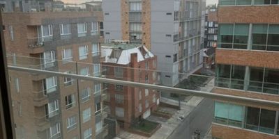 ✨?️ Apartamento en venta – Chicó Norte, Bogotá ?️✨

? Edificio Messina – Chicó Norte

? Área: 78,5 m²

⬆️ Altura: 2,80 m

?️ 2 Habitaciones (principal con walk-in clóset)

? 2 Baños

? Cocina abierta moderna

? Ventanales piso a techo

? Balcón con vista exterior

? Depósito

? 2 Parqueaderos

? 2 Ascensores en el edificio

? Ubicado en el piso 7

? Administración: $840.000

? Precio: $880.000.000 COP

 

✅ Excelente iluminación natural

✅ Diseño moderno y funcional

✅ Exclusividad en una de las mejores zonas de Bogotá

 

? ¡Agenda tu visita y descubre tu próximo hogar en Chicó Norte!

 

#ApartamentoEnVenta #ChicóNorte #BogotáInmuebles #HogarExclusivo #InversiónSegura #ApartamentoDeLujo #ZonaNorteBogotá #VentaDeApartamento

 

#ApartamentoEnVenta #ChicóNorte #BogotáInmuebles #HogarExclusivo #InversiónSegura #ApartamentoDeLujo #ZonaNorteBogotá #VentaDeApartamento

En venta este amplio apartamento ubicado en el Edificio Messina, en la exclusiva zona de Chicó Norte, en el piso 7 con balcón. Cuenta con 2 habitaciones, 2 baños, cocina propia, cuarto de lavado, garaje para 2 vehículos y un total de 78.5m² de superficie. La propiedad se encuentra en excelente estado, con gastos de administración de $840,000. La ubicación es inmejorable, cerca de todo lo necesario para una vida cómoda y práctica. Una oportunidad única para adquirir un hogar con todas las comodidades en una de las zonas más cotizadas de Bogotá. DCM-291 
