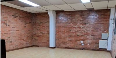 Ubicada en el sector estratégico de las Villas, zona norte de la ciudad.  Cuenta con 400mts de área construida, 365mts de área privada, 10mts de frente x 20 de fondo, 2 niveles, 4 baños, cocina, altura de 3.60mts, dos oficinas privadas una con baño, ideal para bodega, uso comercial múltiple, actualmente rentando, zonificación POT primera manzana, ubicada en la avenida V3. Luz trifásica con capacidad de ampliación a 80 KVA sin necesidad de equipos de generación. Agenda tu visita!