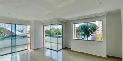 CODIGO INTERNO 27587.Descubre este elegante apartamento de 150 metros cuadrados, ubicado en una zona privilegiada. Con 3 habitaciones y 2 baños, este inmueble ofrece un ambiente espacioso y confortable para tu familia. La distribución inteligente de los espacios permite disfrutar de una excelente iluminación natural y una atmósfera acogedora. Además, su diseño moderno y acabados de alta calidad brindan un toque de sofisticación. Vive la experiencia de un estilo de vida exclusivo en este apartamento que combina funcionalidad y elegancia en cada rincón. ¡Bienvenido a tu nuevo hogar!