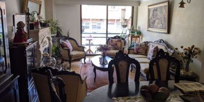 Vendo hermoso apartamento de 127 m2 ubicado en el barrio Emaus, ubicado en la ciudad de Bogotá, Colombia. Cuenta con 3 habitaciones amplias, 3 baños, estudio, sala comedor amplia e iluminada con balcón, 1 parqueadero y deposito. El edificio cuenta con vigilancia 24h, salón social, cctv y parqueaderos de visitantes. Ubicado en la localidad de Chapinero, en una zona estratégica, tranquila y residencial. El apartamento se encuentra en el tercer piso y tiene orientación hacia el norte. Valor de administración: $ 735,000. Una excelente oportunidad para aquellos que buscan invertir en una propiedad con potencial en una de las zonas más demandadas de Bogotá. DCN-116 
