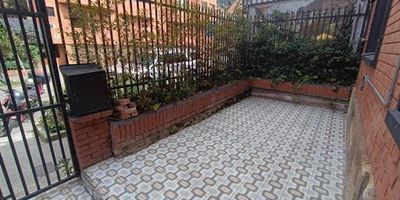 Excelente casa comercial de 2 pisos en Chapinero Alto, a pasos de la Carrera Séptima y entre calles 53 y 66, en una de las zonas más dinámicas y rentables de Bogotá. Cuenta con 6 amplios espacios, cocina a gas y luz trifásica, perfecta para adecuar un restaurante de lujo o negocio gastronómico. Incluye una terraza ideal para mesas al aire libre y un local independiente de 34 m² con terraza propia, con renta aproximada de 3 millones mensuales.