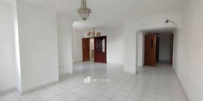  Apartamento en venta  Bocagrande, Cartagena Amplio apartamento de 172 m con 3 alcobas, 2 baños, estudio, terraza y cuarto de servicio. Edificio con planta eléctrica total, 2 ascensores y salón social. Valor $750 millones. ¡Vive el confort en el corazón de Bocagrande!