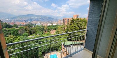 Se arrienda apartamento en sector de Guadalcanal , consta de 90mt, 3 alcobas, 2 baños, 2 closet, 1 Vestier, sala comedor, cocina integral, red de gas, 2 balcones, calentador, piso en cerámica, parqueadero cubierto, la unidad cuenta con ascensor, piscina, portería 24horas, juegos infantiles, zonas verdes, supermercados, centros comerciales, zona plana, excelentes rutas de transporte.