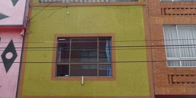 ARRENDAMOS: Casa de dos pisos  mas terraza. En el primer piso dos alcobas, baño, cocina, patio de ropas, segundo piso sala- comedor, cocina, dos alcobas y dos baños. Terraza  con zona de lavandería. VIAS: Av boyaca, calle 80. a una cuadra de la estación Av ciudad de cali.
NO MASCOTAS