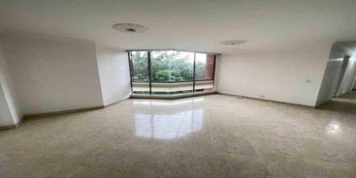 Codigo 29026. Apartamento en arriendo ubicado en Medellin sector La mota  Características principales:• 5 habitaciones (principal con vestier y baño privado, incluye alcoba de servicio con baño)• 3 baños completos• Sala–comedor amplia e iluminada• Cocina integral cerrada con cubierta a gas, campana extractora y mesón en mármol• Zona de ropas independiente• Parqueadero doble lineal• Cuarto útil• Red de gas y servicios públicos• Área total: 110 m²• Piso: 5°• Estrato: 5• Admite mascotas  Descripción:Vive con comodidad y amplitud en este apartamento familiar de 5 habitaciones ubicado en La Mota, uno de los sectores más tranquilos y residenciales del occidente de Medellín.Su distribución funcional permite aprovechar cada espacio: la cocina cerrada ofrece privacidad y comodidad para preparar tus comidas, mientras la zona social se conecta con amplios ventanales que llenan de luz natural el ambiente.Los acabados en cerámica, la alcoba principal con vestier y baño privado, y la inclusión de una habitación de servicio hacen de este apartamento una excelente opción para familias grandes o quienes buscan confort y ubicación estratégica. Entorno:– A pocos minutos del Centro Comercial Arkadia y del Mall La Mota.– Cercano a la Clínica de Las Américas.– Excelentes vías de acceso y transporte público.– Sector tranquilo, seguro y de alta valorización. Zonas comunes:Portería 24 horas, piscinas para adultos y niños, gimnasio, salón social, parque infantil, salón de juegos, zona de mascotas, amplias zonas verdes, mini mercado interno y parqueadero de visitantes.Nota:Canon mensual: $3.200.000Inmueble usado en excelente estado.