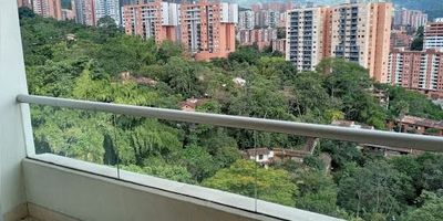 Hermoso apartamento de 68 m, ubicado en piso alto, con registro lejano, excelente iluminación natural y sin poniente, lo que garantiza un ambiente fresco y agradable durante todo el día. Cuenta con habitación principal con vestier y baño privado, habitación auxiliar con clóset, baño social completo, sala-comedor amplia, cocina integral, zona de ropas independiente, balcón con vista panorámica, red de gas, calentador, parqueadero cubierto y cuarto útil. Se encuentra en una unidad residencial completa y segura, con ascensor, piscina, salón social, turco, parque infantil, zonas verdes, shut de basuras, parqueadero de visitantes y vigilancia 24 horas. Una excelente opción para quienes buscan comodidad, buena ubicación y una vista excepcional en un entorno tranquilo y bien cuidado.