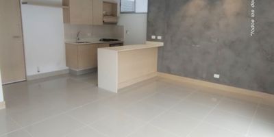 Vive la exclusividad y el confort en este apartamento en arriendo en Las Palmas, Loma del Indio – Medellín, con 70 m² de elegancia y diseño moderno. Cuenta con 2 habitaciones, 2 baños, vestier, cocina integral, balcón con vista exterior y parqueadero inteligente.
Disfruta de sus espacios luminosos, su ambiente acogedor y sus acabados de alta calidad en obra blanca. La unidad ofrece piscina, gimnasio y vigilancia privada 24/7, brindando seguridad y bienestar en todo momento.
Ubicado en una zona tranquila, moderna y de alta valorización, con fácil acceso a vías principales, transporte y comercios.
Una opción ideal para quienes buscan vivir con estilo en Medellín.
¡City Raíz busca su tranquilidad! - Código:
Contáctanos por WhatsApp al 310 840 1461 o llamándonos al 604 411 7372
www.cityraiz.com