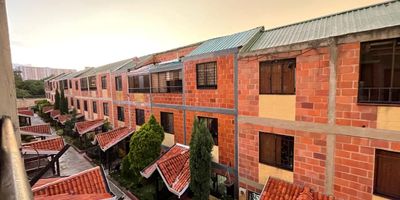 ¡OPORTUNIDAD ÚNICA! Casa de 115m² con 3 niveles en el exclusivo sector de Provenza. ¡Espacio, seguridad y las mejores zonas sociales te esperan!

Distribución TOP:
4 Habitaciones (Principal con terraza ?)
4 Baños
Sala Comedor y Estudio
Cocina Integral
AMENIDADES: Salón Social (100-200p), BBQ ?, Cancha Múltiple ?⚽, Parqueadero ?.

PRECIO: $365.000.000 | Administración: $260K

¡AGENDA TU VISITA! ?