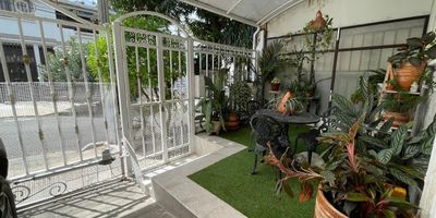 ? ¡Joya Inmobiliaria! Casa Remodelada 250 M² en Fontana ?

VENTA EXCLUSIVA | $695 Millones | 2 Niveles | ? Estrato 4

¡Mira esta belleza! ? Vendemos una espectacular casa remodelada en el codiciado Barrio Fontana. ¡Lista para que te mudes!

Lo que Amamos de esta Casa:

250 M² de Lujo y Confort. ✨
Súper Cocina Integral moderna. ?
5 Habitaciones + Hab. Servicio. ?‍?‍?‍?
Garaje Doble ?? para tu comodidad.
Patio con domo corredizo. ?
Súper Balcón y Mirador. ☕

¡Todos los papeles al día! ✅

Esta es tu inversión segura en una zona totalmente residencial. ¡Oportunidad única!

¡Agenda tu visita ya! ? 

#VentaCasaFontana #InmueblesDeLujo #CasaRemodelada #InversiónSegura #HogarIdeal #PropiedadExclusiva #BienesRaíces