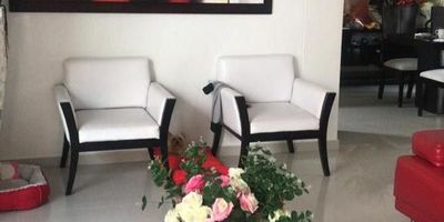 Descubre esta elegante casa en venta de estrato 6 en Bucaramanga, Santander. Con 3 habitaciones principales, habitación de servicio, 3 baños completos y 2 parqueaderos. Con una superficie de 280m², cocina integral y acabados de alta calidad. Construida en 2010, cuenta con estudio, piso de porcelanato, balcón y patio. Disfruta de vistas exteriores, piscina y vigilancia 24x7. En un conjunto con piscina, juegos infantiles, zonas verdes y portería. Servicios públicos de agua, energía, gas natural y alcantarillado. Una propiedad ideal para vivir en un entorno residencial exclusivo.