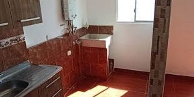  Apartamento en arriendo en excelente zona de Bello Vive cercano a centros comerciales, universidades, Colegios y vías principales. Este apartamento de 54 mts, Estrato 2, cuenta con 3 habitaciones con closet, cocina semi-integral, 2 baños, y una vista espectacular. Edificio con ascensor, zonas comunes y vigilancia 24 horas Valor mensual $ 1.200.000 ¡Contáctanos para agendar visita!