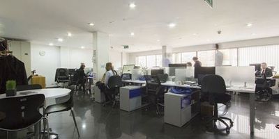 Edificio de siete pisos mas sótano, área total construida de mil setecientos sesenta y nueve punto setenta y dos metros cuadrados sobre lote de trescientos veintidós punto ochenta y dos metros cuadrados, espacios abiertos con dos baños sociales y uno privado, área de cocineta en cada piso. Edificio cuenta con ascensor, tanques de reserva de agua, cuarto de bombas, planta eléctrica, treinta y siete KW de suplencia total, catorce parqueaderos en el sótano. Terraza exterior en séptimo piso. Edificio Rentando. Gran oportunidad para Inversionistas