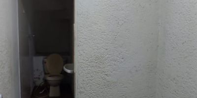 Descubre esta elegante casa en venta de estrato 4 en la prestigiosa ciudad de Bucaramanga, Santander. Con una ubicación privilegiada, esta propiedad cuenta con una habitación principal y tres habitaciones adicionales, dos baños completos y un parqueadero descubierto. Con una amplia área construida de 110m², esta casa ofrece una cocina semintegral y fue construida en el año 1970. Disfruta de la comodidad y el estilo que esta propiedad única tiene para ofrecer. ¡No pierdas la oportunidad de hacer de esta casa tu nuevo hogar en una de las ciudades más vibrantes de Colombia!