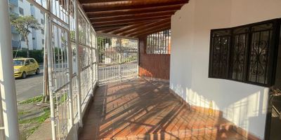 ¡Bienvenido al apartaestudio de tus sueños en Bucaramanga! Este acogedor espacio cuenta con una habitación principal y un baño completo para tu comodidad. Además, tendrás la ventaja de contar con 2 parqueaderos cubiertos, ideal para proteger tus vehículos. Con una construcción de 26.71m² y ubicado en un estrato 4, este inmueble construido en 2010 te ofrece la oportunidad de disfrutar de la vida en una de las ciudades más vibrantes de Santander. ¡No pierdas la oportunidad de hacer de este lugar tu nuevo hogar!