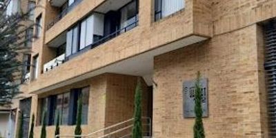 Viva con la tranquilidad de un espacio interior y la naturaleza al alcance de su mano. Este exclusivo apartamento en Santa Bibiana (Estrato 6) se destaca por sus áreas exteriores privadas, ideales para el descanso y el entretenimiento.
Cuenta con:
Terraza Abierta Amplia: Ideal para reuniones o disfrutar del sol.
Jardín Natural Privado: Cuenta con papayuelos, naranjo, durazno y flores, brindando un ambiente fresco y natural.
Diseño Funcional Sala y Comedor contiguos a la terraza, garantizando luz y amplitud.
Tiene Cocina Abierta tipo Americano, moderna y social.
2 Habitaciones diseñadas para el descanso, completamente insonorizadas, 2 Baños, Depósito amplio y 2 Garajes Paralelos (una gran ventaja en la zona).

 Edificio y Entorno
El edificio ofrece seguridad y excelente calidad de vida: Vigilancia 24/7, Terraza comunal con excelente vista y zona de BBQ, además de un Salón Social.
Excelente conectividad y proximidad a todo: Carulla, D1, gimnasios, restaurantes, transporte público, principales rutas de acceso y ciclo ruta.

¡Contáctenos! Para mayor información o agendar una visita.