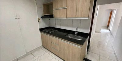 Arrienda con nosotros este excelente apartamento ubicado en el sector de Santa Mónica, una zona residencial reconocida por su tranquilidad y su fácil acceso a diferentes puntos de la ciudad. El inmueble cuenta con aproximadamente 45 m² y está distribuido de manera funcional para brindar comodidad y bienestar.

 

Dispone de dos habitaciones de muy buen tamaño, un baño cabinado, cocina integral con red de gas instalada, pisos en cerámica y una agradable iluminación natural. Su estrato es 4, lo que garantiza un entorno residencial cómodo y con acceso a servicios de calidad.

 

La ubicación es uno de sus mayores atractivos, ya que se encuentra a pocas cuadras de la tienda La Vaquita en el barrio Cristóbal y muy cerca de la Avenida San Juan, lo que permite una excelente conexión con transporte público, rutas integradas, vías principales y una amplia oferta de comercio. Además, tendrás a solo unos pasos supermercados como D1, tiendas de barrio y todo lo necesario para tu día a día.

 

El proceso de arrendamiento con nuestra inmobiliaria se realiza por medio de la aseguradora El Libertador. Es totalmente virtual, rápido y sin costo, pensado para tu comodidad y seguridad.

 

Este apartamento es ideal para familias o personas que buscan vivir en un entorno tranquilo, bien ubicado y con fácil acceso a todo.

 

Contáctanos para programar tu cita y conocerlo. Te aseguramos que será una excelente opción para tu nuevo hogar.
CODIGO R16826
