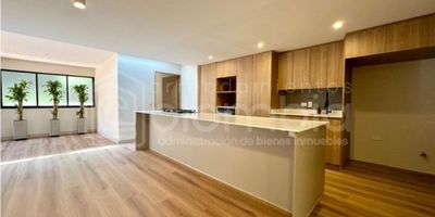 Apartamento en Venta, El Campestre - Medellín. Totalmente remodelado,  con 3 habitaciones más alcoba de servicio, 2 clósets, 1 vestier, 3 baños, 2  balcones - terraza , sala, comedor, cocina integral, clóset de linos, red de gas, zona de ropas. Parqueadero doble lineal. 2 cuartos útiles. Área privada de 264 m².

Estrato 5.

Unidad cerrada con portería y vigilancia 24 horas, piscina, gimnasio, juegos infantiles, cancha polideportiva, zonas verdes y parqueaderos de visitantes. 

Zona residencial cercana a zonas comerciales, zonas verdes, colegios y con fácil acceso a transporte público.

Para más información, ¡Comunícate Ahora!  

*NOTA ACLARATORIA: Puede haber diferencias en las áreas suministradas en esta publicación, al momento de la negociación se deben verificar por escrituras públicas debidamente registradas
