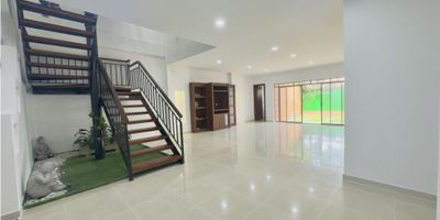 CASA REMODELADA EN VENTA – CIUDAD JARDÍN –  TRES PISOS - CONDOMINIO SOTOGRANDE – 486 M² CONSTRUIDOS – 4 HABITACIONES + SERVICIO CON BAÑO

Descripción general:
Amplia y elegante casa ubicada en el exclusivo condominio Sotogrande, en Ciudad Jardín – Cali. Una propiedad remodelada con excelentes espacios sociales, áreas verdes y ambientes ideales para el confort familiar.

Distribución:
    •    Área construida: 486 m²
    •    Sala y comedor independientes
    •    Cocina integral amplia
    •    4 habitaciones, todas con aire acondicionado y cortinas instaladas
    •    6 baños
    •    Habitación de servicio con baño
    •    Sala de TV
    •    Bar
    •    Capilla
    •    Cancha de mini fútbol
    •    Parqueadero para hasta 3 vehículos

Características destacadas:


 Aires acondicionados casi nuevos en todos los cuartos y en la sala
 Espacios luminosos y ventilados
 Condominio con gimnasio, dos piscinas, salón social, zonas verdes y juegos infantiles


Precio de venta: $1.400.000.000 millones

Contáctanos ahora y recibe más información:  (317) 429-4533 / (316) 330-0019 

 
