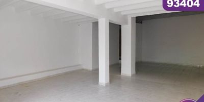 Local comercial en arriendo con un área aproximada  de 56mt2, ubicada en el sector de Barrio Abajo al centro de la Ciudad de Barranquilla, sector con alta actividad económica, cerca de bancos, almacenes de cadena, hoteles, restaurantes, otros centros empresariales y comerciales; zona de alto flujo vehicular y personas, facilidad de acceso y transporte público. El local cuenta con 1 oficina, un baño y un mezanine.