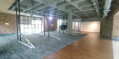 Oficina en Arriendo  Las Lomas, El Poblado

Impulsa tu negocio en una ubicacion estrategica y de gran proyeccion empresarial. Esta moderna oficina ofrece un ambiente profesional, comodo y funcional, ideal para equipos que buscan productividad y excelente imagen corporativa.

Cuenta con un amplio salon con excelente distribucion, aire acondicionado, cocineta, 2 banos, piso en madera, 4 parqueaderos, cuarto util y ascensor. Sus espacios se destacan por su iluminacion natural y ventilacion, creando un entorno agradable y eficiente para trabajar.

Ubicada en una zona con alto flujo empresarial y facil acceso a vias principales como la Transversal Superior, cerca de centros comerciales, bancos, supermercados y una variada oferta gastronomica.

Una oportunidad perfecta para establecer o expandir tu empresa en uno de los sectores mas exclusivos y dinamicos de Medellin!


