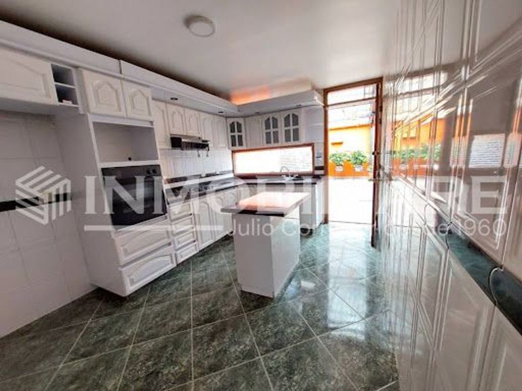 Casa de 7 alcobas en venta en Santa Ana Occidental, Bogotá, 405 m² · foto 3 de 20