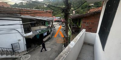 ¡Tu nuevo hogar te espera en El Porvenir, Caldas – Antioquia! ?este amplio apartamento en el barrio El Porvenir (Cl. 112 Sur #50B-37, Int. 109) es el lugar perfecto para quienes buscan comodidad, amplitud y un entorno familiar.Características del apartamento:
4 habitaciones muy espaciosas e iluminadas, ideales para adaptar a tu gusto (habitaciones, estudio, oficina o sala de entretenimiento).1 baño con buen diseño y excelente ventilación.Cocina semi integral, equipada con red de gas y suficiente espacio para preparar tus comidas favoritas con comodidad.Patio interno perfecto para zona de ropas o para disfrutar de un rincón verde dentro de tu hogar.Balcón con una agradable vista, ideal para disfrutar de un café en la mañana o una charla al atardecer.Detalles que te encantarán:Este apartamento combina amplitud, buena iluminación natural y una ubicación estratégica en un sector residencial muy tranquilo. Cerca encontrarás supermercados, colegios, transporte público y todo lo que necesitas