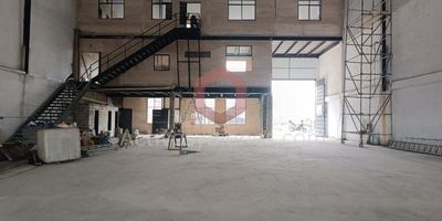 Bodega en arrendamiento, variante caldas Amaga.1200 metros, piso reforzado, puerta camión, doble altura, 150KVA  de energía.  Las imágenes de muebles, enseres, decoración y demás elementos son una referencia. Arrienda Activos y Bienes, Inmobiliaria experta en administración, arrendamiento y venta de apartamentos, casas, locales, bodegas y oficinas en el Oriente Antioqueño, Medellín y toda el área Metropolitana.