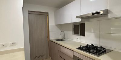 Arriendo  Hermoso apartamento en exclusivo sector de Rio mar , con 52 metros cuadrados distribuidos en 3 habitaciones, 2 baños, sala comedor, cocina, area de labores, piso 1, estrato 4, tambien cuenta con salon social, piscina, parque de juegos, cancha de futbol, gimnasio, vigilancia privada y parqueadero comunal, este inmueble ofrece comodidad en cada rincón. No pierdas la oportunidad de vivir en este espacio. Contáctanos ahora para más información y agenda una visita.