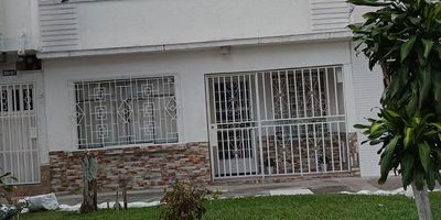 Casa de un piso con plancha hasta la mitad, en Cristobal Colon, lote de 7 de frente por 24 de fondo, sala comedor, cocina  con gas domiciliario, 4 habitaciones, 2 baños, patio interno y patio de ropas, muy bien ubicada por la 17, buena vecindad, tranquilidad, documentos al dia, estrato 3.