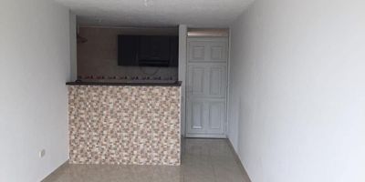 En el corazón de la ciudad que late, un hogar te espera con todo al alcance. Cerca de parques, canchas y alegría, y centros comerciales para tu día a día. Tres habitaciones, espacio y luz, un rincón perfecto que eleva tu cruz. Amplio, moderno, de encanto especial, su ubicación es sencillamente ideal. Vivir aquí es elegir comodidad, armonía, futuro y tranquilidad. Un apartamento hecho a tu medida, para comenzar tu mejor vida.