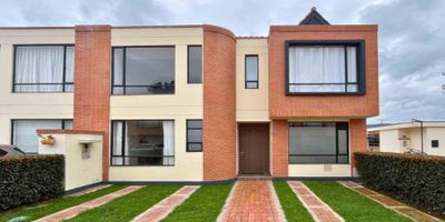 Codigo 19452. En el exclusivo Conjunto Residencial Frutales, en el sector Delicias de Chía, se encuentra esta moderna casa de 162,9 m² construidos, con terraza posterior de 24 m² y un área frontal de 36,41 m², que combina elegancia, confort y una ubicación inmejorable. Situada en la codiciada “Milla de Oro” de Chía, a pocos metros de la autopista, cuenta con excelente conectividad hacia Bogotá y los principales centros urbanos de Chía y Cajicá, además de cercanía a los centros comerciales Fontanar, San Roque, Bazaar y Centro Chía, clínicas de primer nivel y universidades reconocidas como la de La Sabana. Distribuida en dos pisos y un altillo, ofrece 3 habitaciones, 3 baños, dos salas de estar, cocina abierta con isla, zona de lavandería, chimenea, depósito y dos parqueaderos. El conjunto dispone de completas amenidades para toda la familia, como parque infantil, gimnasio, cancha deportiva, zonas de BBQ, salón comunal, coworking y seguridad 24 horas. Con apenas 4 años de construida, esta propiedad de estrato 4 representa una oportunidad ideal para quienes buscan vivir con estilo, comodidad y excelente ubicación en Chía.