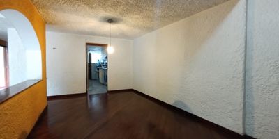 Descubre el equilibrio perfecto entre comodidad y conectividad en esta exclusiva casa de 183 m en Pontevedra, estrato 5. Ubicada estrategicamente en el noroccidente, disfruta de proximidad inmediata a la Av. Calle 80, Av. Boyaca, Titan Plaza, Universidad Minuto de Dios y estacion de TransMilenio, con todos los servicios a solo minutos. La propiedad ofrece 4 habitaciones, 2 estudios independientes ideales para teletrabajo o proyectos personales, 3 banos, cocina integral amplia, garaje para 2 vehiculos, jardin privado, chimenea y zona de lavanderia, creando un espacio versatil para familias que buscan calidad de vida y maxima accesibilidad. Agenda hoy mismo tu visita y experimenta como esta residencia supera todas tus expectativas de confort y ubicacion en Bogota.