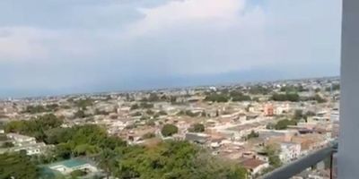 Apto en venta barrio Primero de Mayo
Deléitate desde las alturas, con este apto en el conjunto Tribeca al sur de Cali
Una muy buena ubicación y con 3 alcobas y 2 baños este apto te brinda la mejor de las vistas
Cocina moderna y zona de oficios, 
Parqueadero comunitario.
El conjunto cuenta con muy buenas amenidades, zonas sociales muy completas, piscinas con vista panorámica, sala de reuniones, Cooworking y mucha entretencion