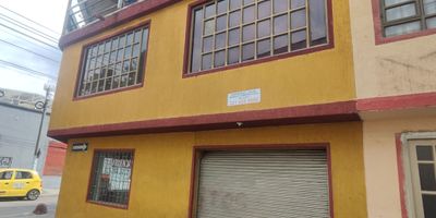 Local comercial en arriendo de 15 m² ubicado en el barrio La Florida, Engativá. Cuenta con entrada independiente con reja metálica, punto de agua y desagüe, y baño compartido. Ideal para negocios como fruver, papelerías, famas o bodegas. Ubicado cerca de la Avenida Ciudad de Cali, el Colegio Mayanes, el CAI y el parque principal del sector. Servicios con contador interno de luz y consumo de agua compartido proporcional. Canon de $700.000 mensuales.