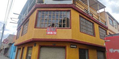 Local esquinero en arriendo de 25 m² en el barrio La Florida, Engativá. Cuenta con entrada independiente con reja, dos tomas de agua, dos desagües y baño compartido. Ubicado sobre esquina con excelente visibilidad, cerca de la Avenida Ciudad de Cali, el Colegio Mayanes, el CAI y el parque principal del sector. Servicios con contador interno de luz y agua compartida proporcional. Canon de $1.300.000 mensuales.