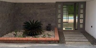 Casa campestre en renta Cerritos, Pereira. Con 430m2 construidos y un amplio lote de 2.000m2. Cuenta con espacios amplios y luminosos. Sala y comedor con vista panorámica. Cocina integral moderna. Amplias habitaciones con baño privado. Terraza y área social perfecta para reuniones familiares. Extensos jardines y zonas verdes. Parqueadero para varios vehículos. En un entorno seguro, rodeado de naturaleza, con fácil acceso a vías principales, colegios, centros comerciales y restaurantes. Ideal para quienes buscan vivir con confort, privacidad y conexión con la naturaleza. Contáctanos para más información o agendar una visita.